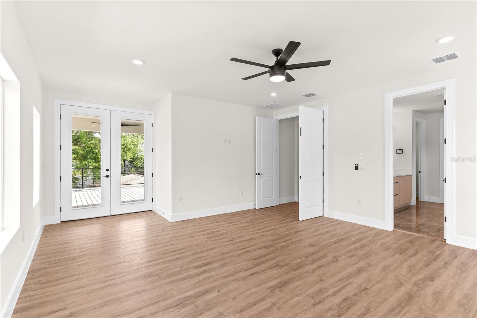 Listing photo id 22 for 4604 Euclid Avenue