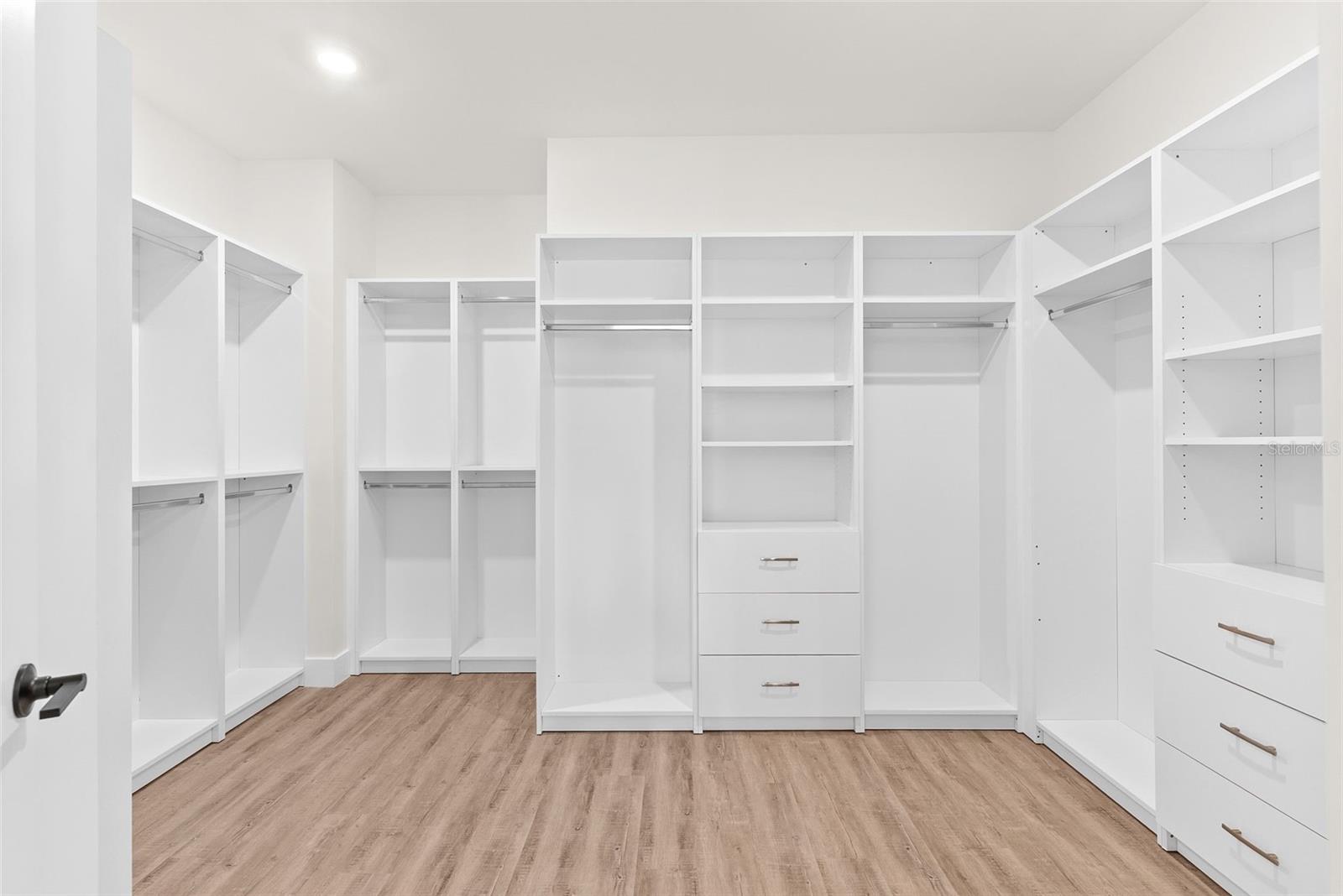 Listing photo id 31 for 4604 Euclid Avenue