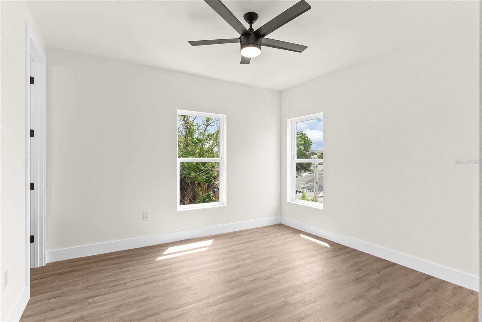 Listing photo id 33 for 4604 Euclid Avenue