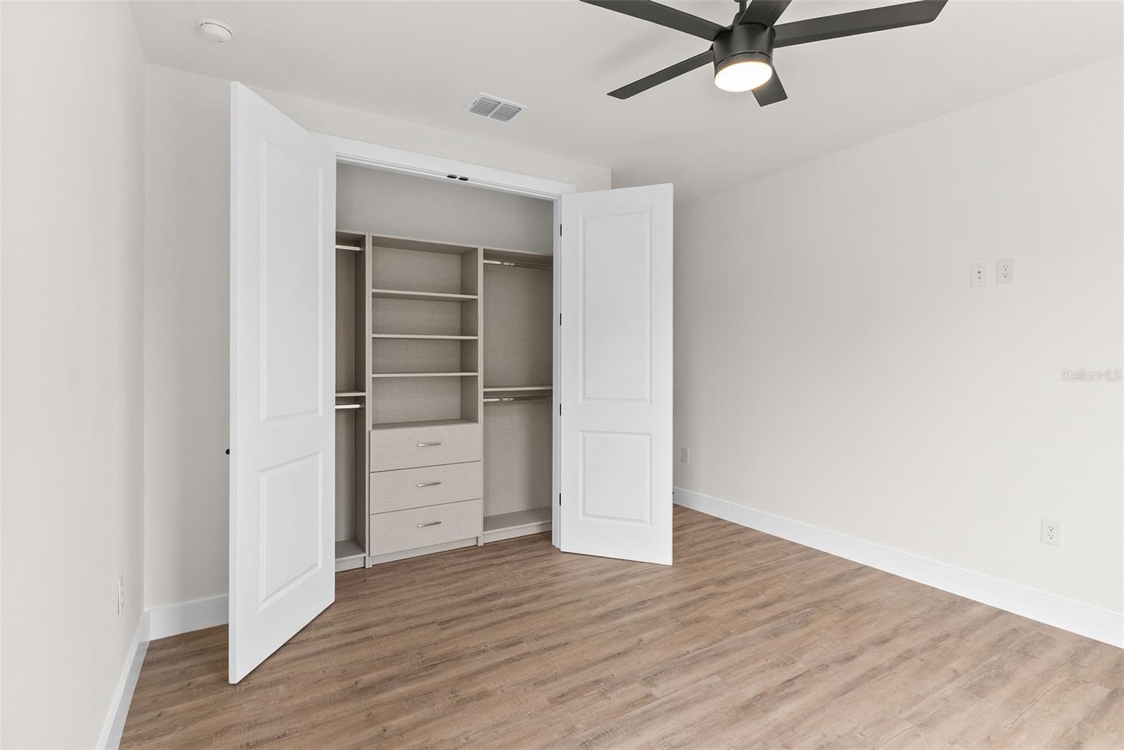 Listing photo id 34 for 4604 Euclid Avenue