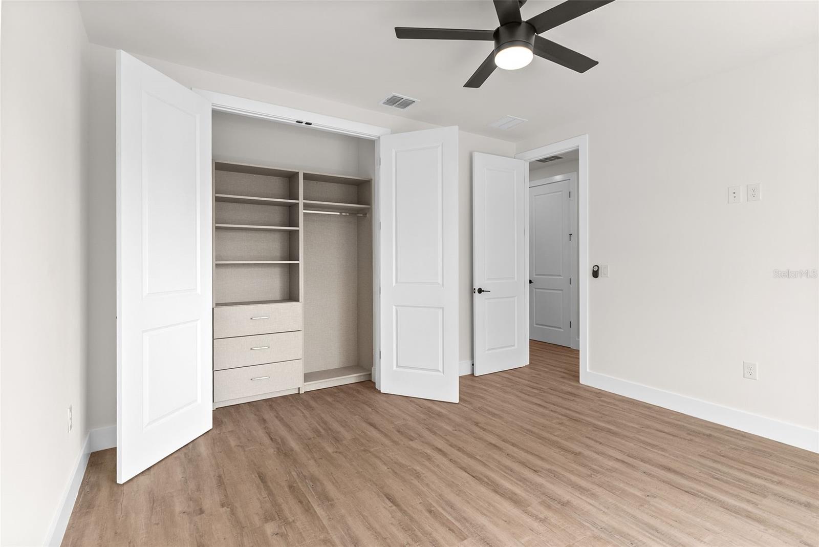 Listing photo id 35 for 4604 Euclid Avenue