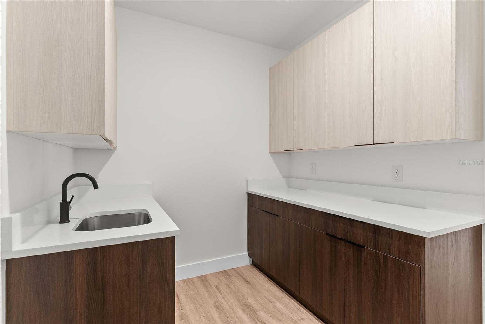 Listing photo id 38 for 4604 Euclid Avenue