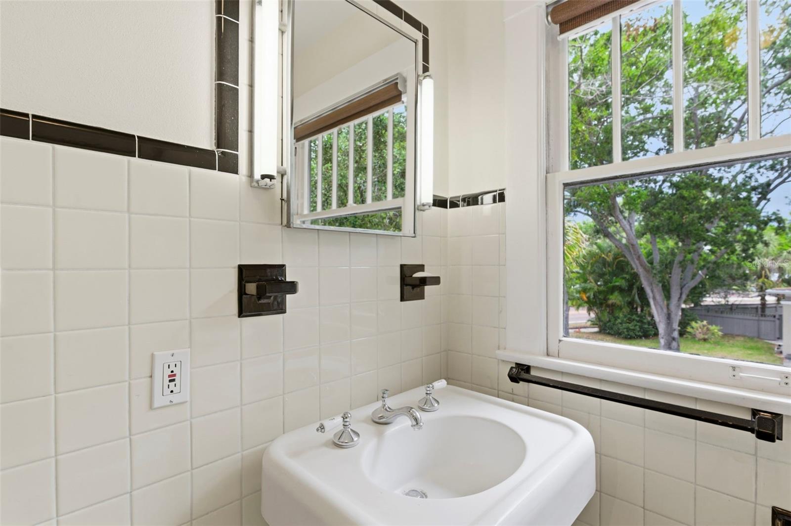 Image 46 of 85 For 816 16th Avenue Ne