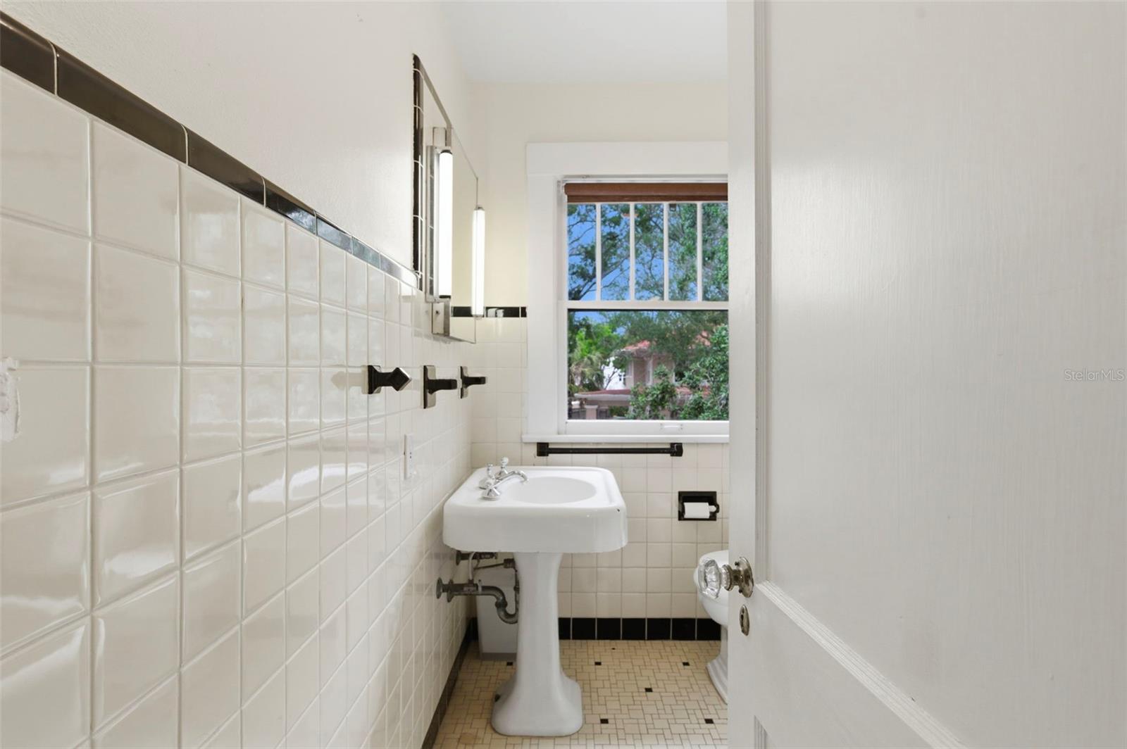 Image 47 of 85 For 816 16th Avenue Ne