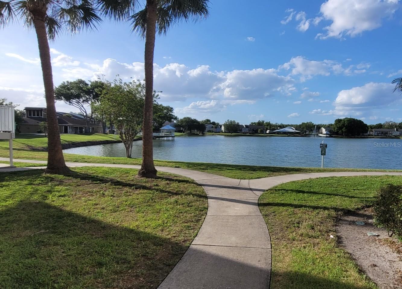 Listing photo id 10 for 302 Lake Parsons Green 102