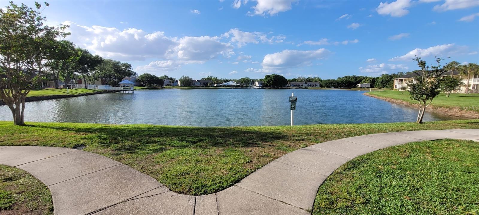 Listing photo id 11 for 302 Lake Parsons Green 102