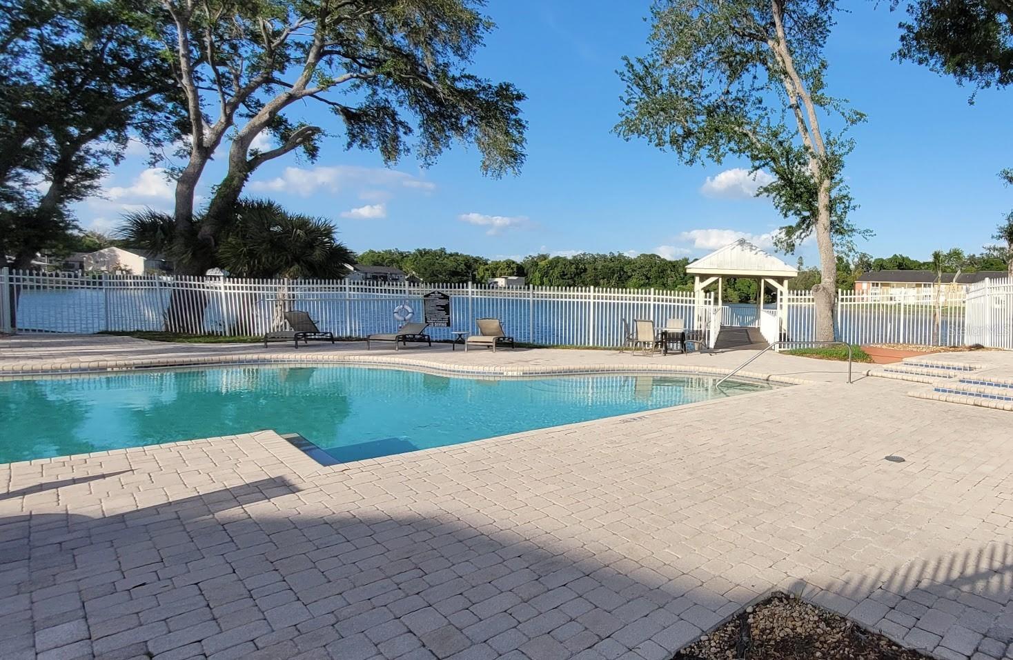 Listing photo id 17 for 302 Lake Parsons Green 102