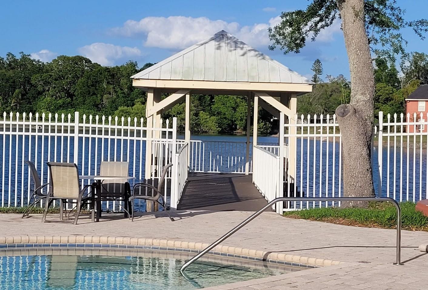 Listing photo id 18 for 302 Lake Parsons Green 102