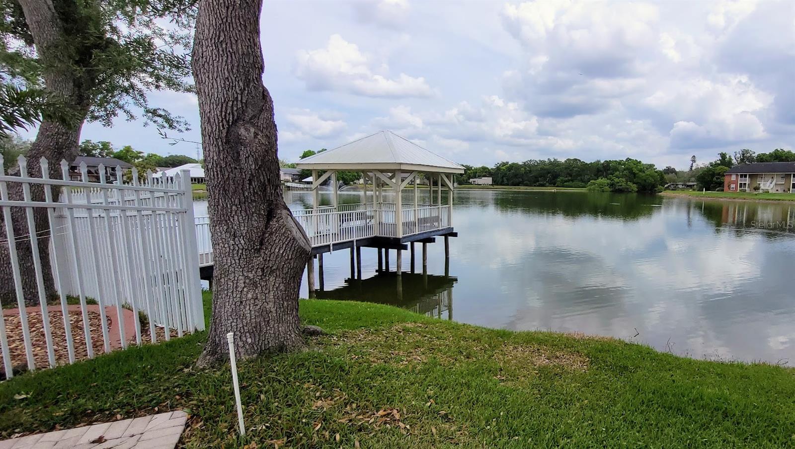 Listing photo id 20 for 302 Lake Parsons Green 102