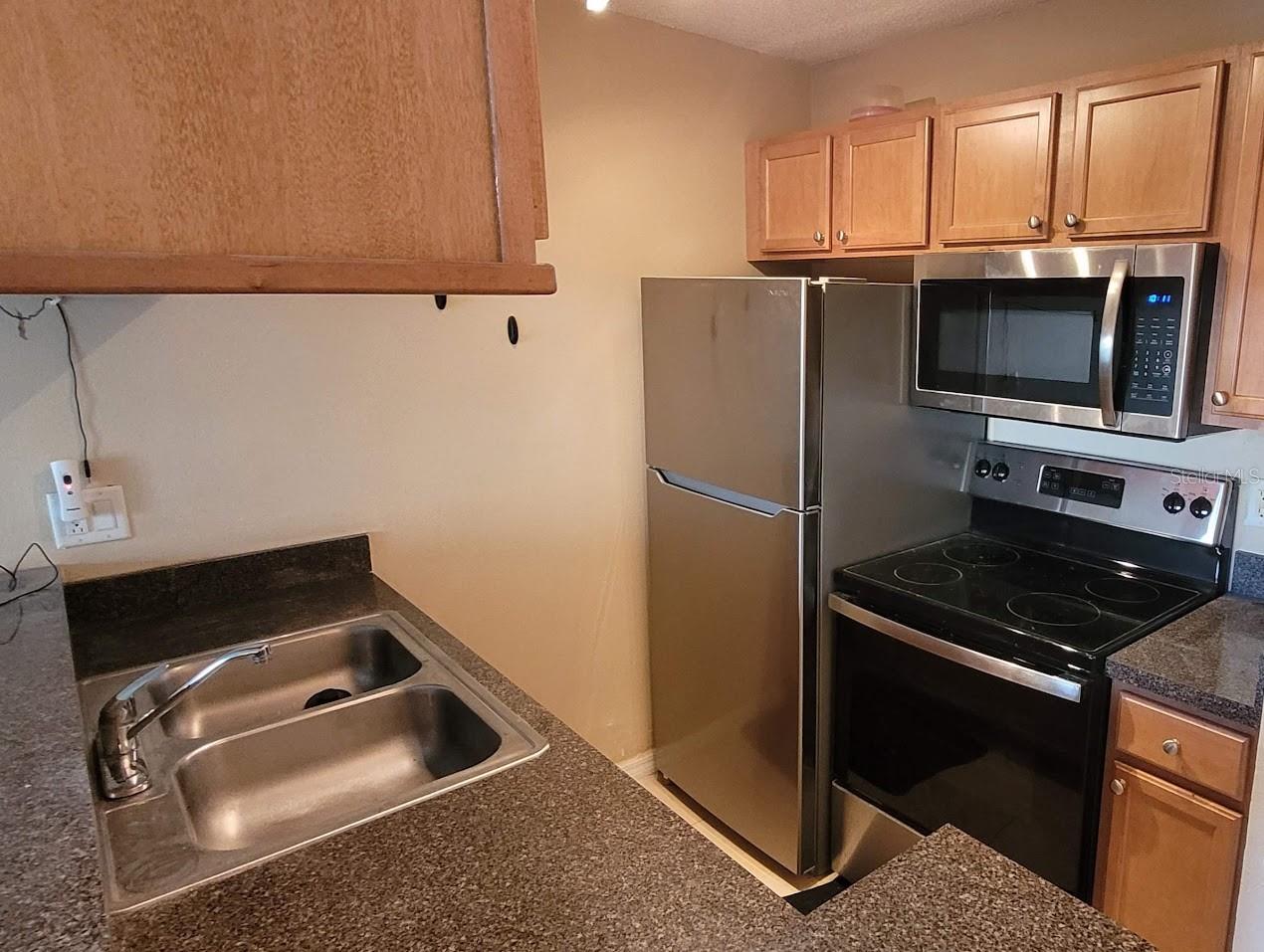 Listing photo id 2 for 302 Lake Parsons Green 102