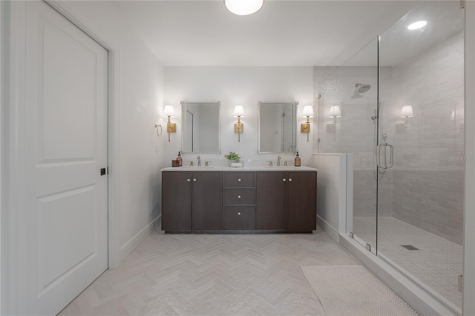 Image 23 of 48 For 471 Davis Boulevard