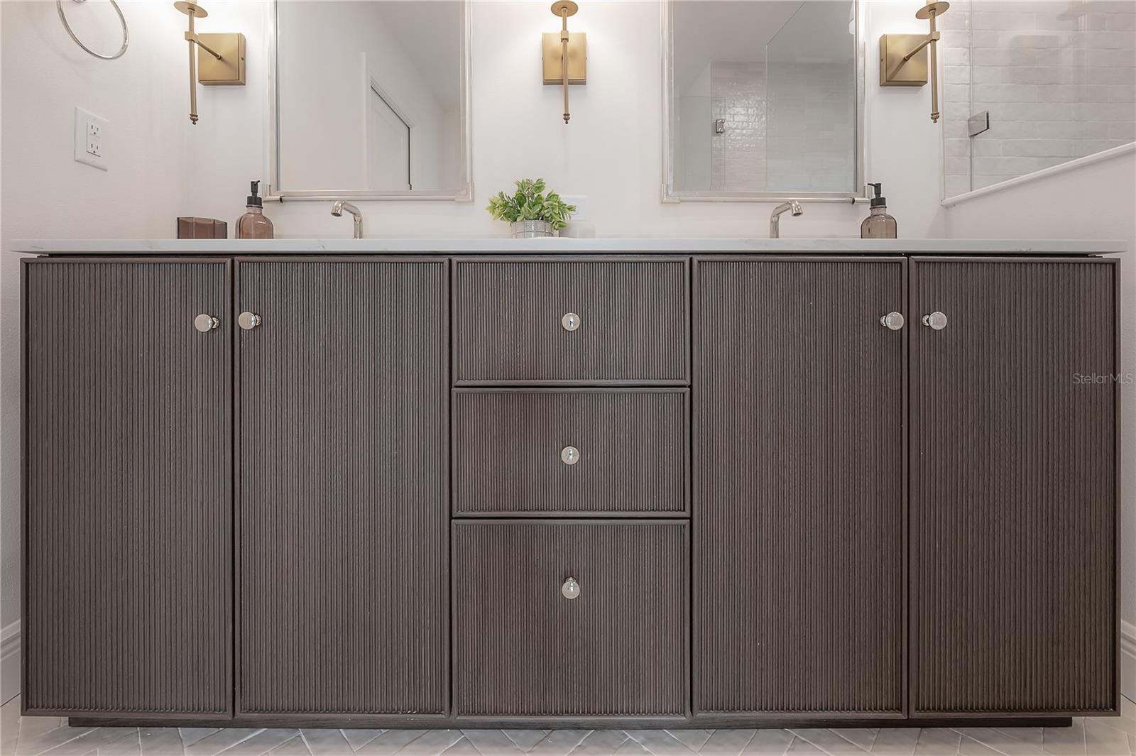 Image 24 of 48 For 471 Davis Boulevard