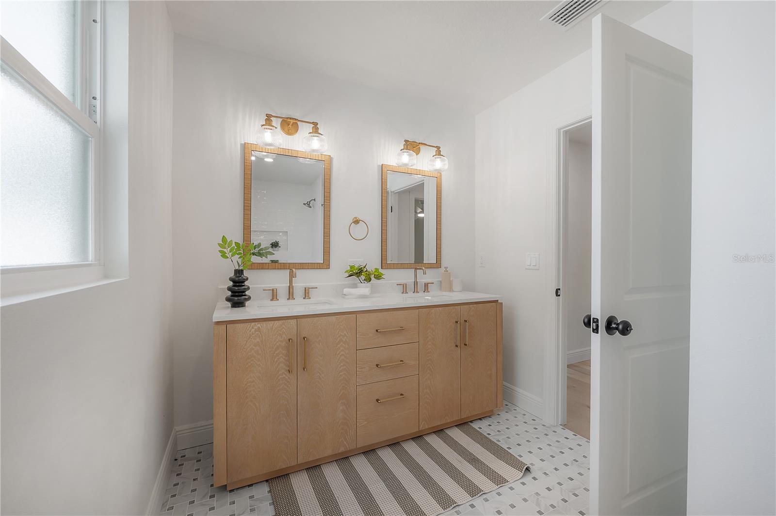 Image 31 of 48 For 471 Davis Boulevard