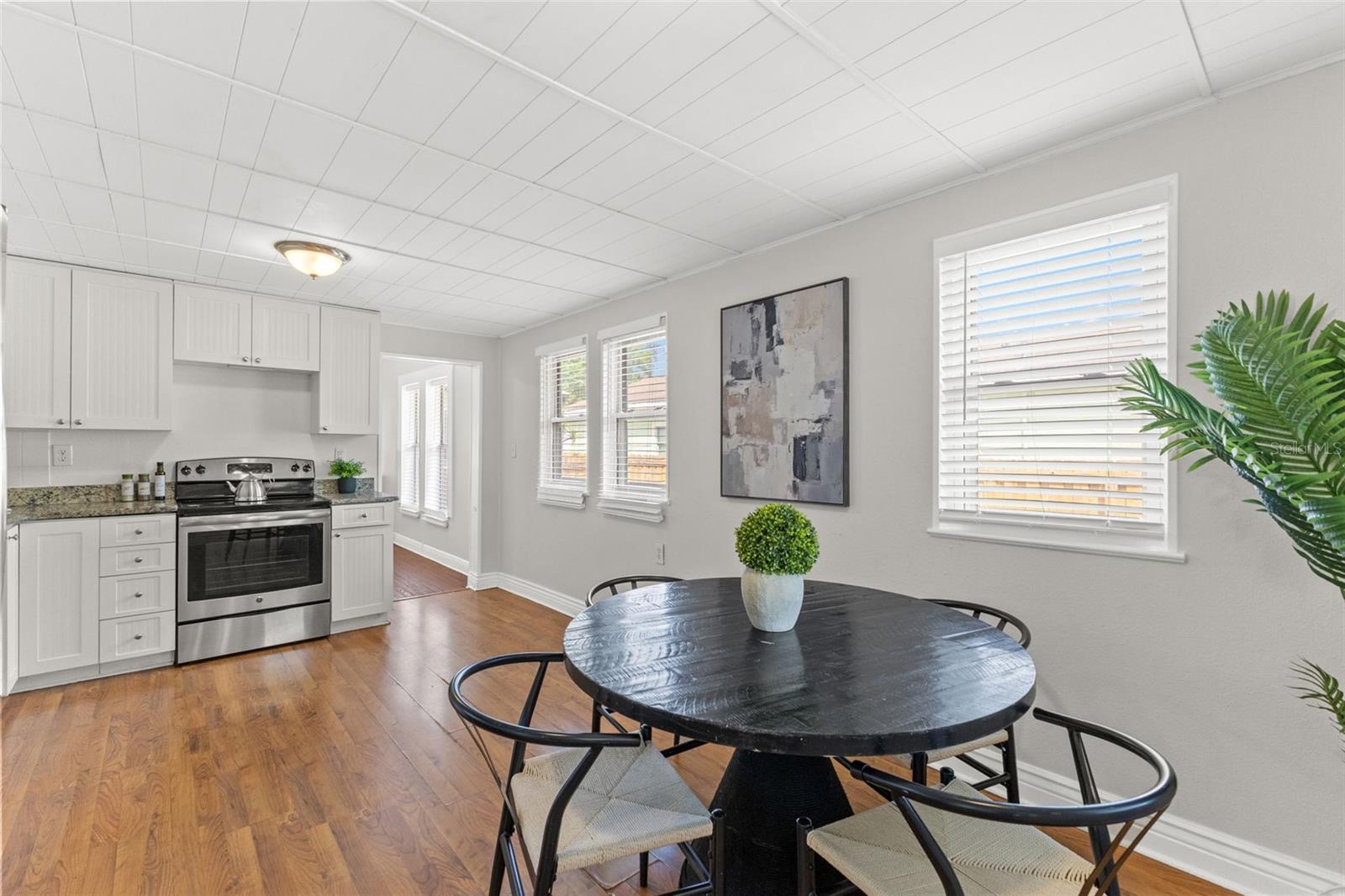 Listing photo id 11 for 318 Osborne Avenue