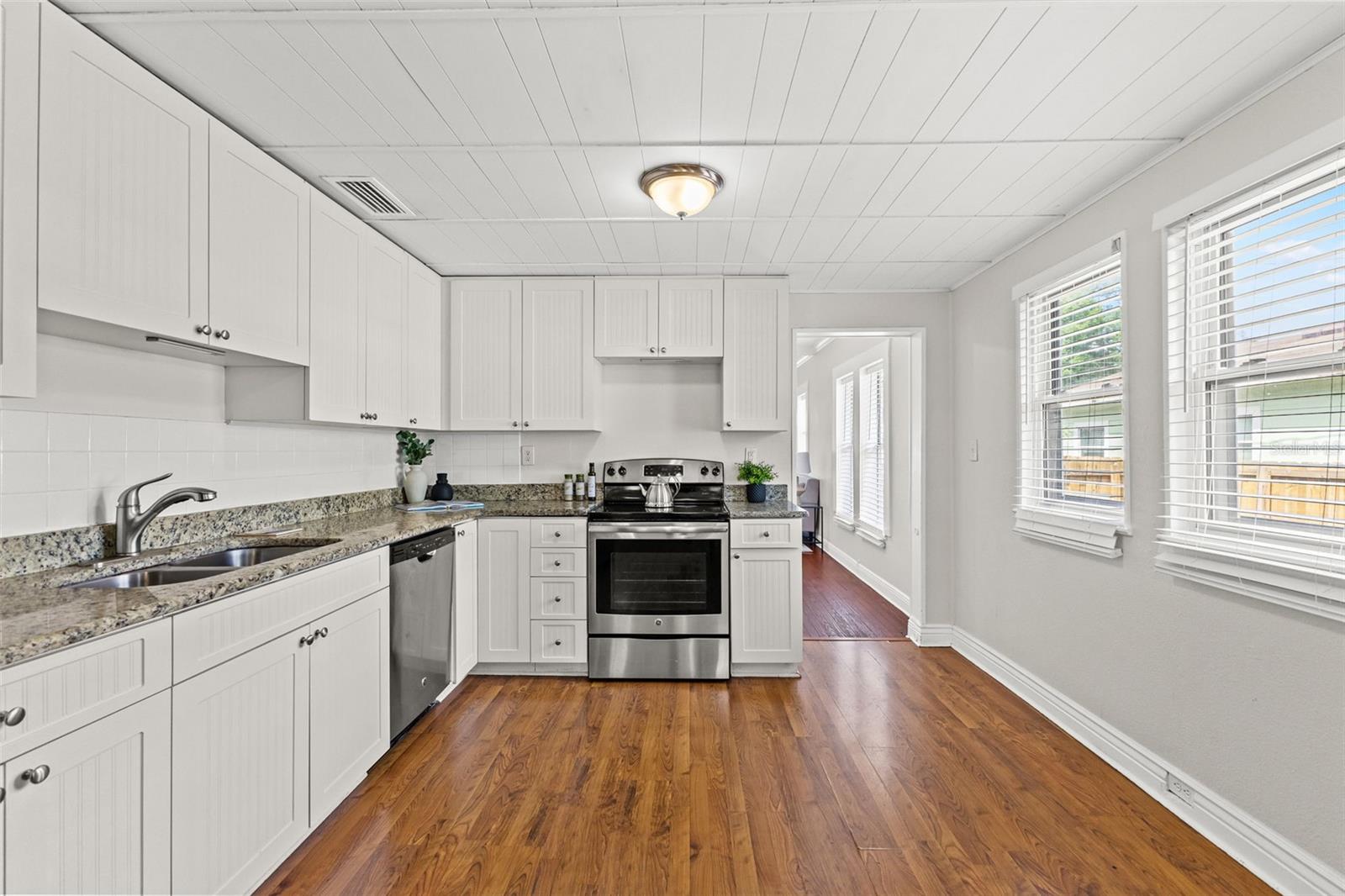 Listing photo id 13 for 318 Osborne Avenue