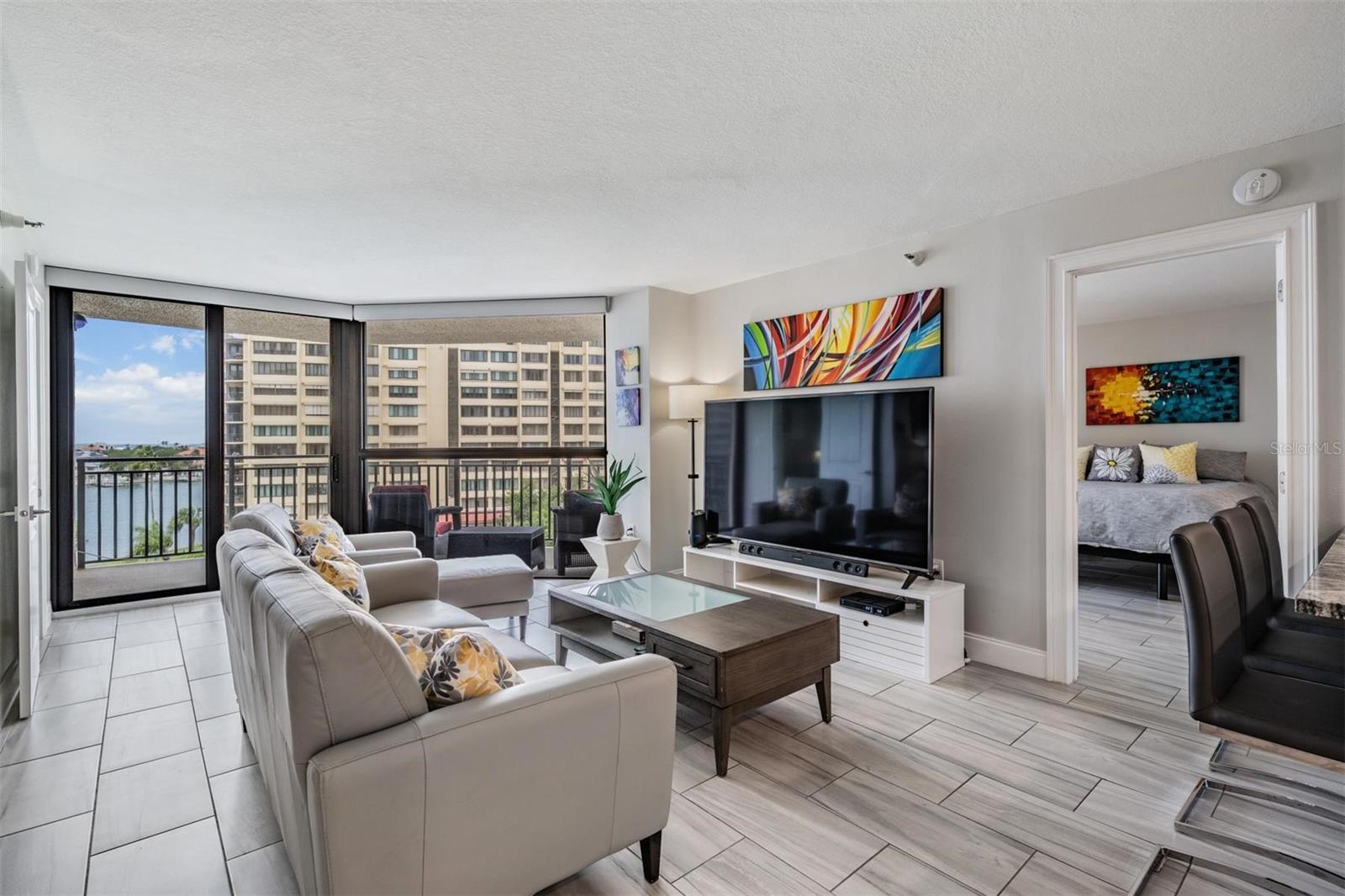 Image 10 of 39 For 690 Island Way 607