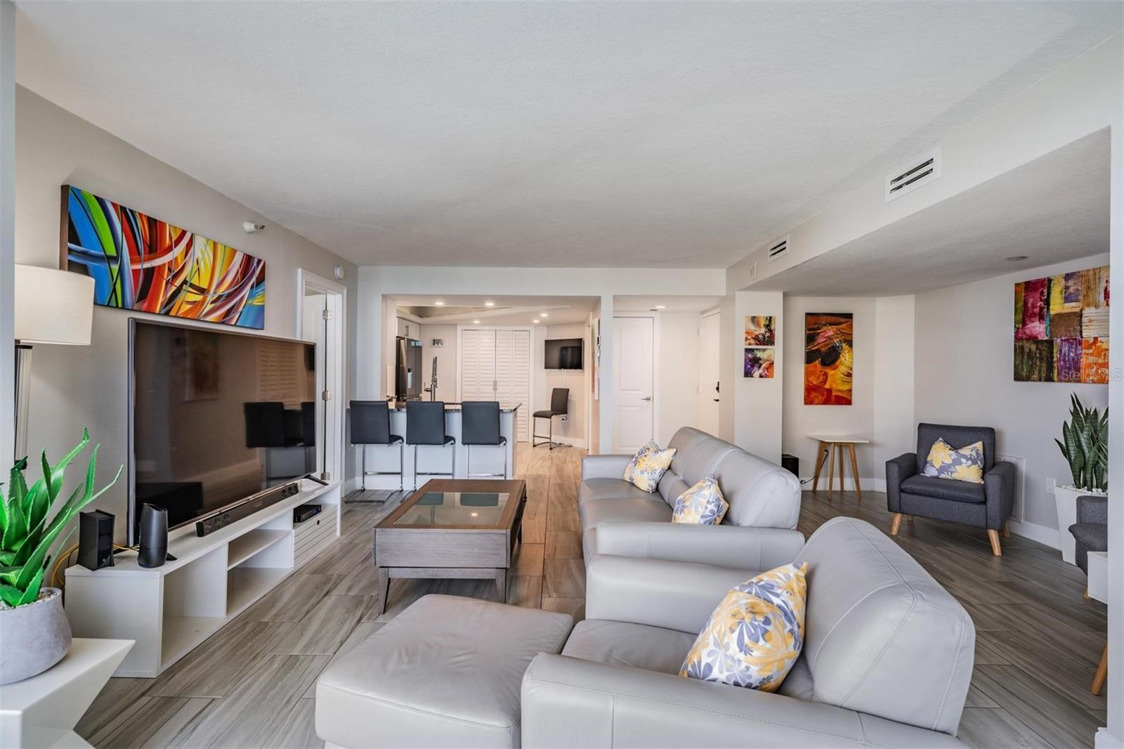 Image 11 of 39 For 690 Island Way 607