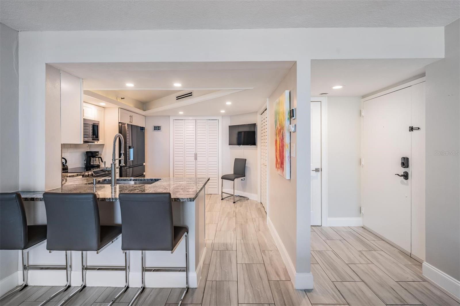 Image 12 of 39 For 690 Island Way 607