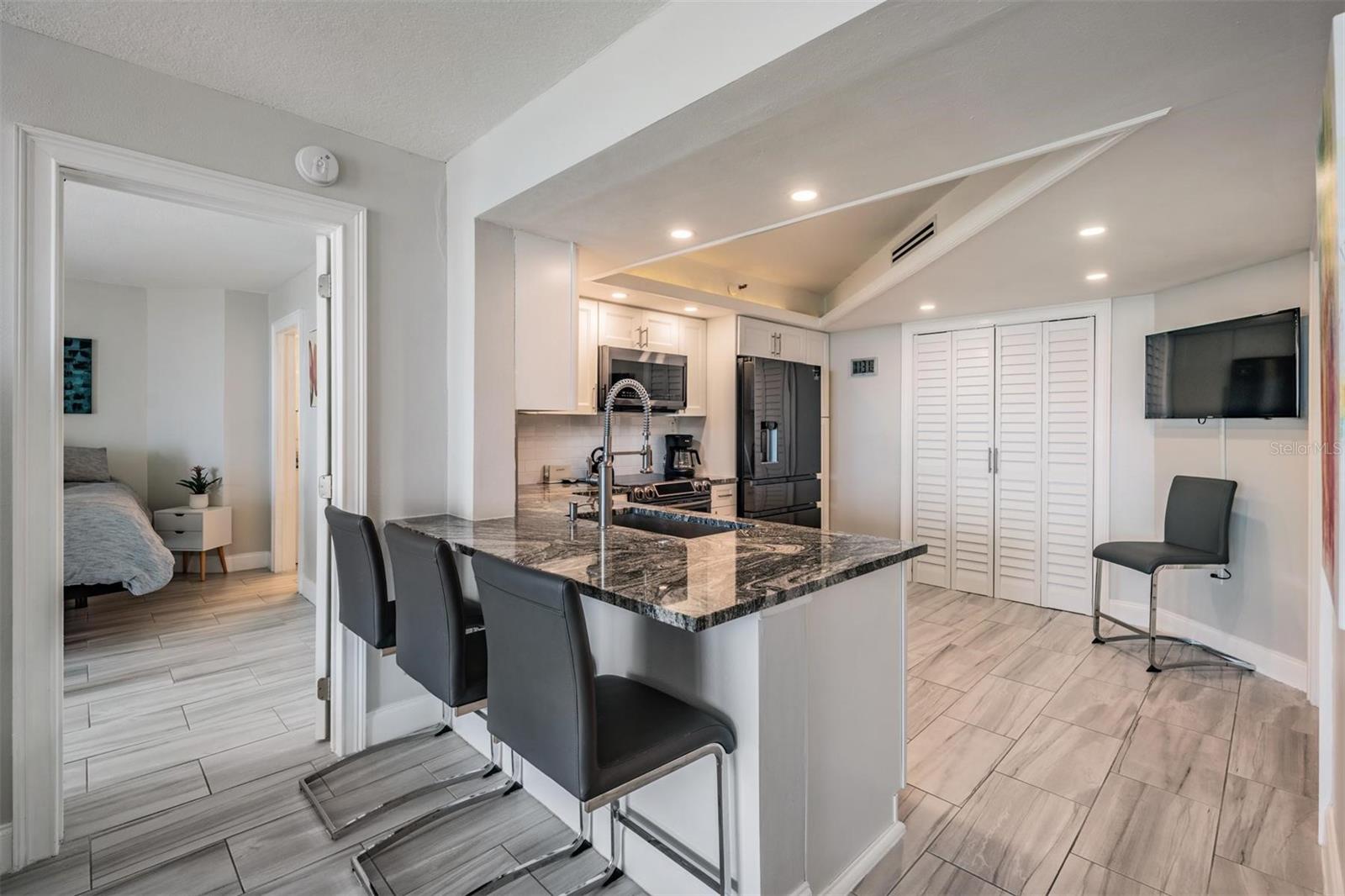 Image 13 of 39 For 690 Island Way 607