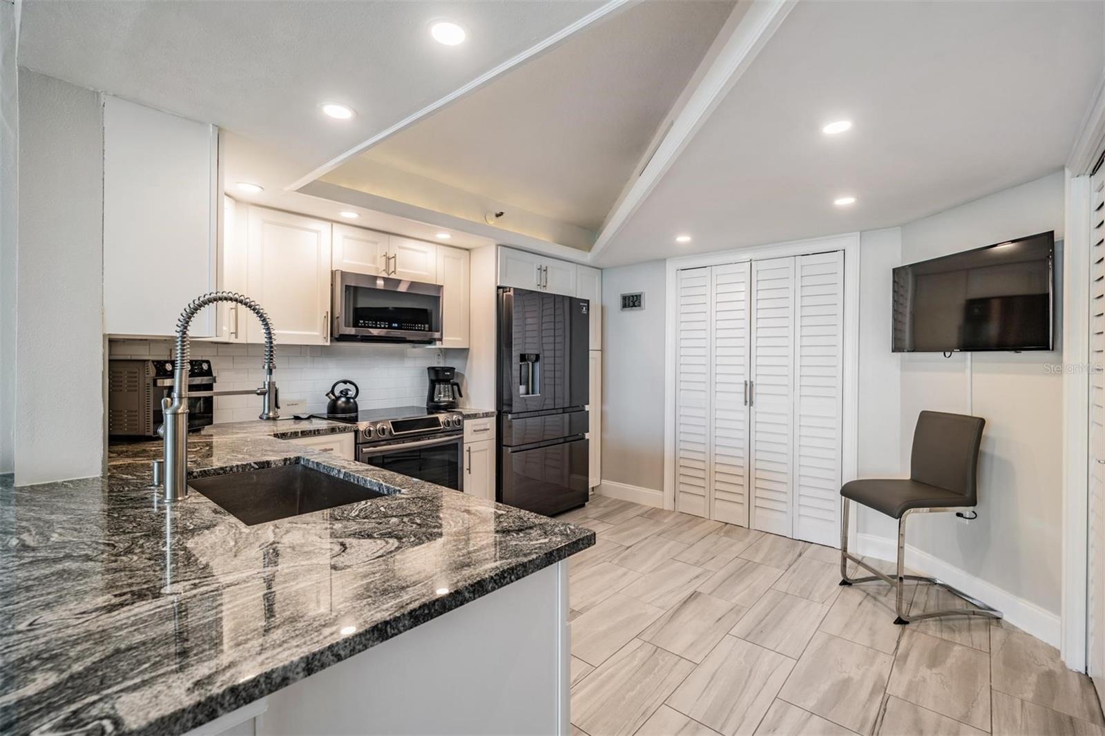 Image 14 of 39 For 690 Island Way 607