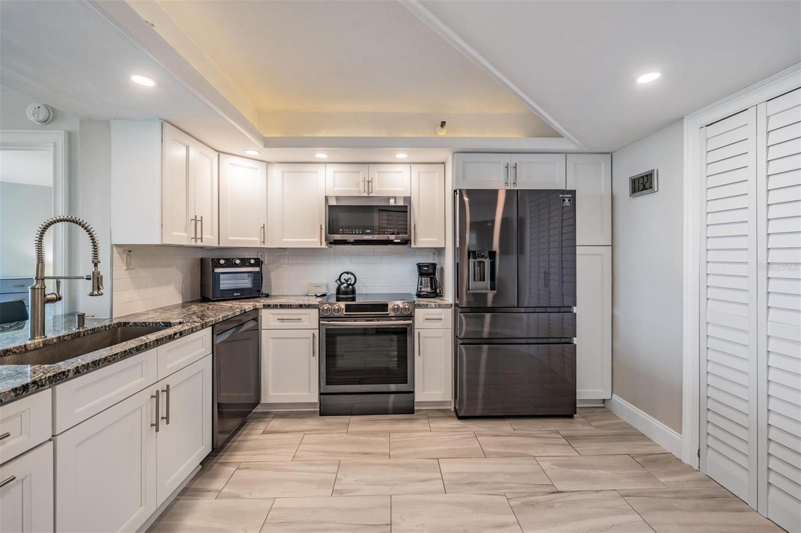 Image 15 of 39 For 690 Island Way 607