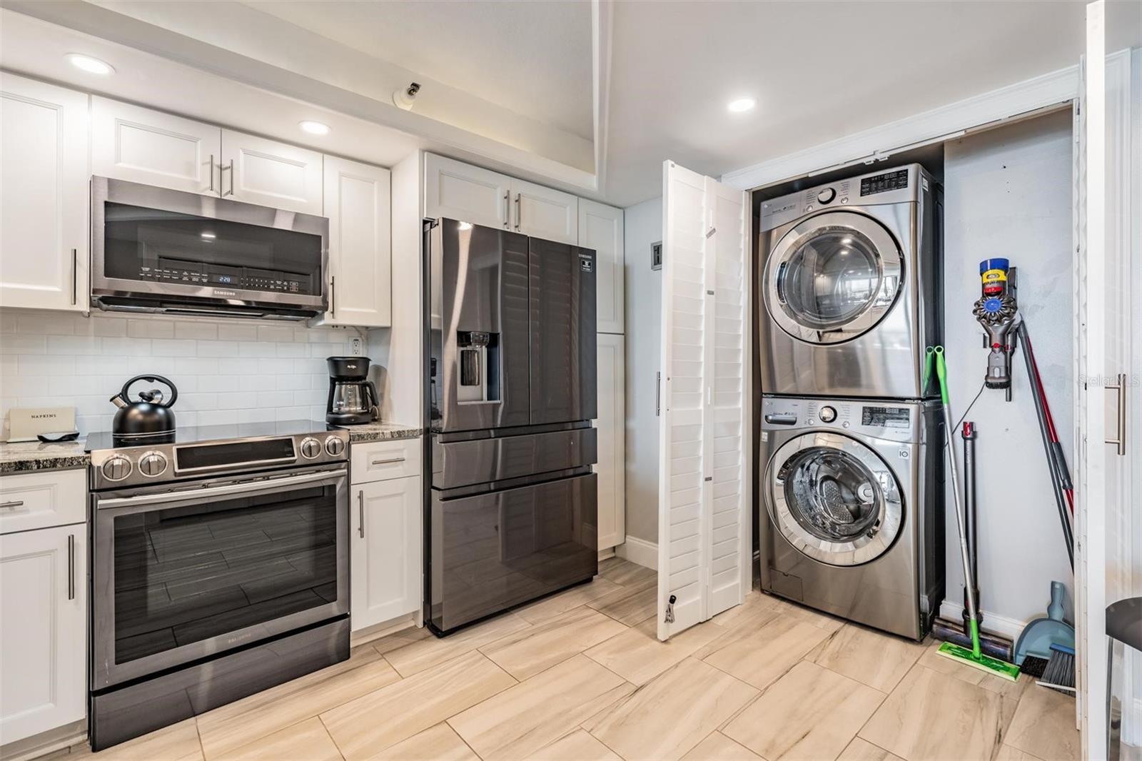 Image 16 of 39 For 690 Island Way 607