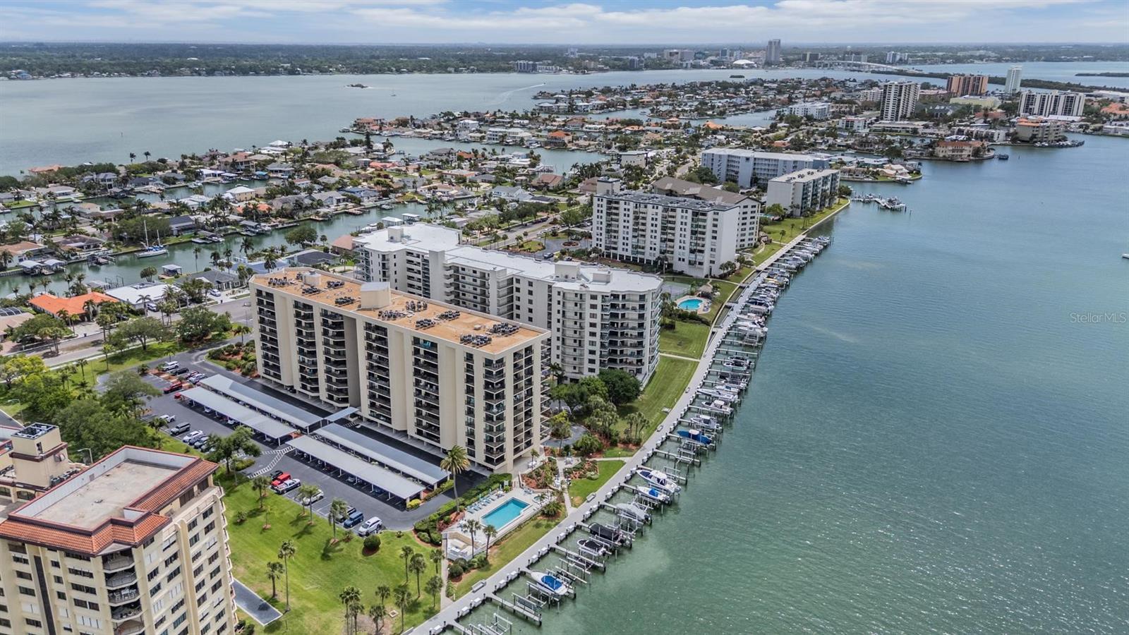 Image 2 of 39 For 690 Island Way 607