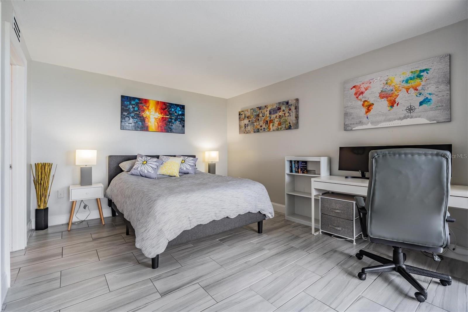 Image 20 of 39 For 690 Island Way 607