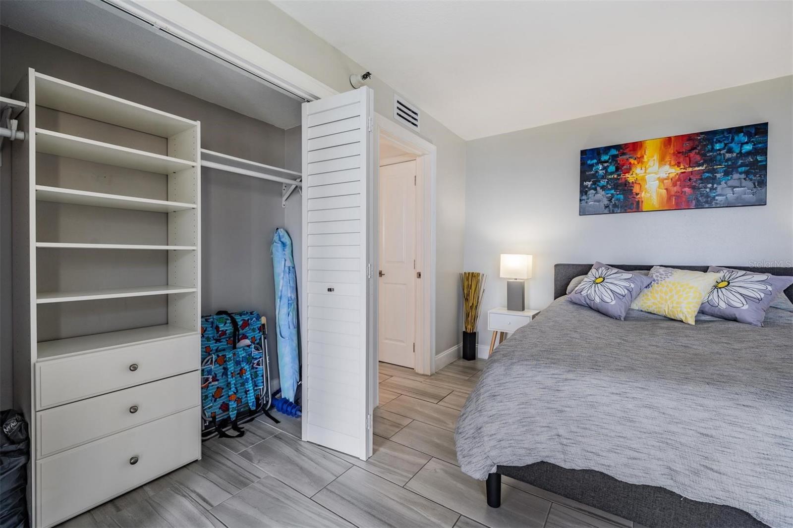 Image 21 of 39 For 690 Island Way 607