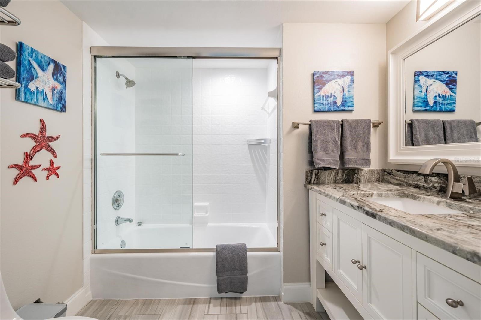 Image 23 of 39 For 690 Island Way 607