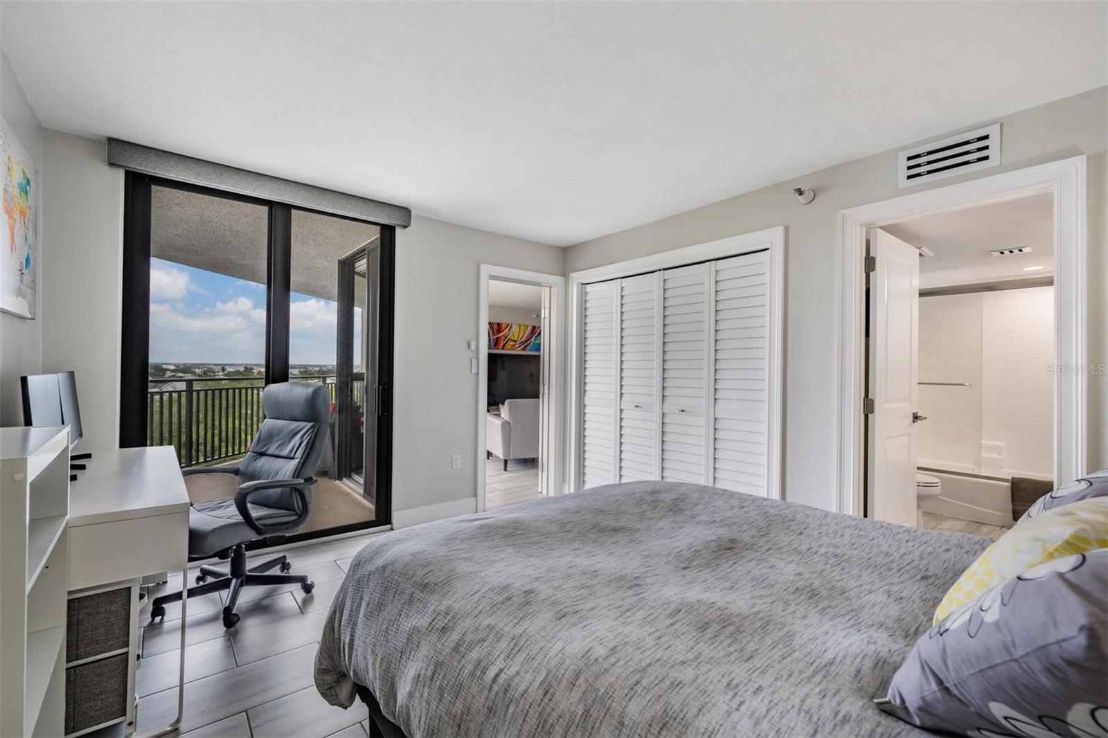 Image 24 of 39 For 690 Island Way 607