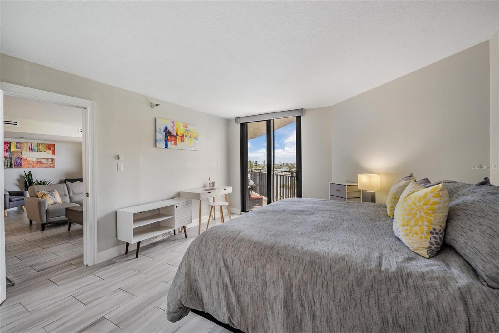 Image 31 of 39 For 690 Island Way 607