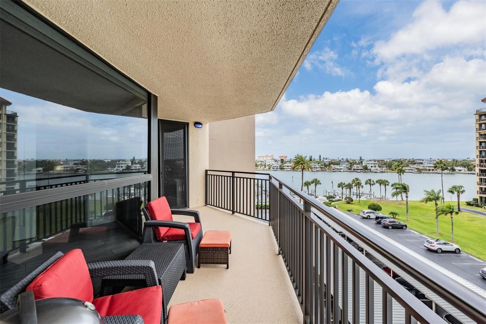 Image 8 of 39 For 690 Island Way 607