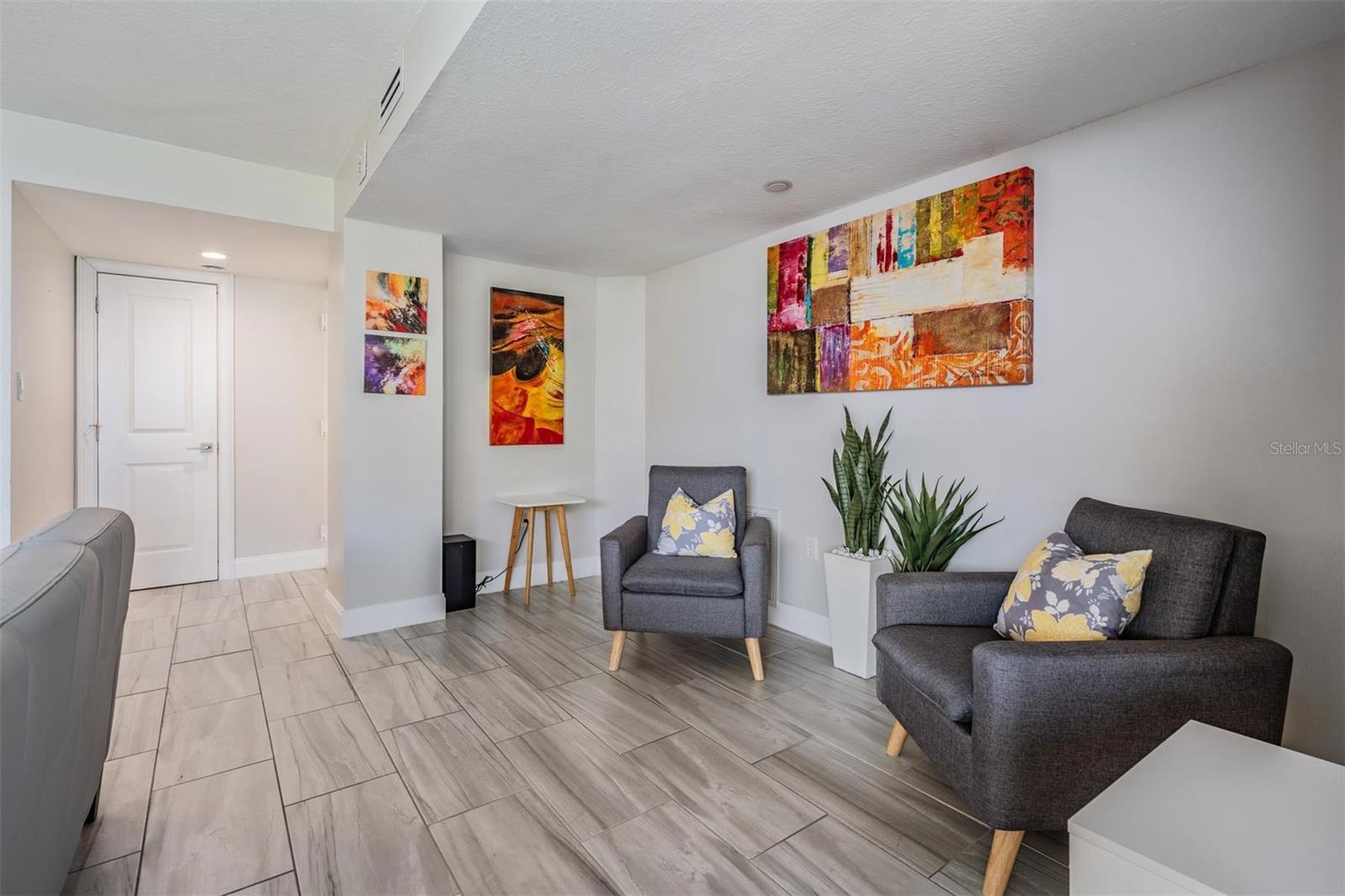 Image 9 of 39 For 690 Island Way 607