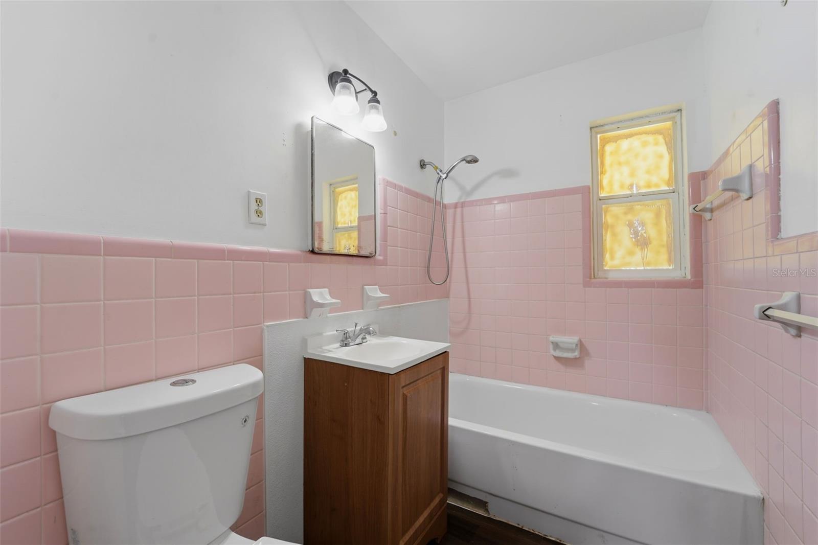 Listing photo id 9 for 3235 Emerson Avenue S