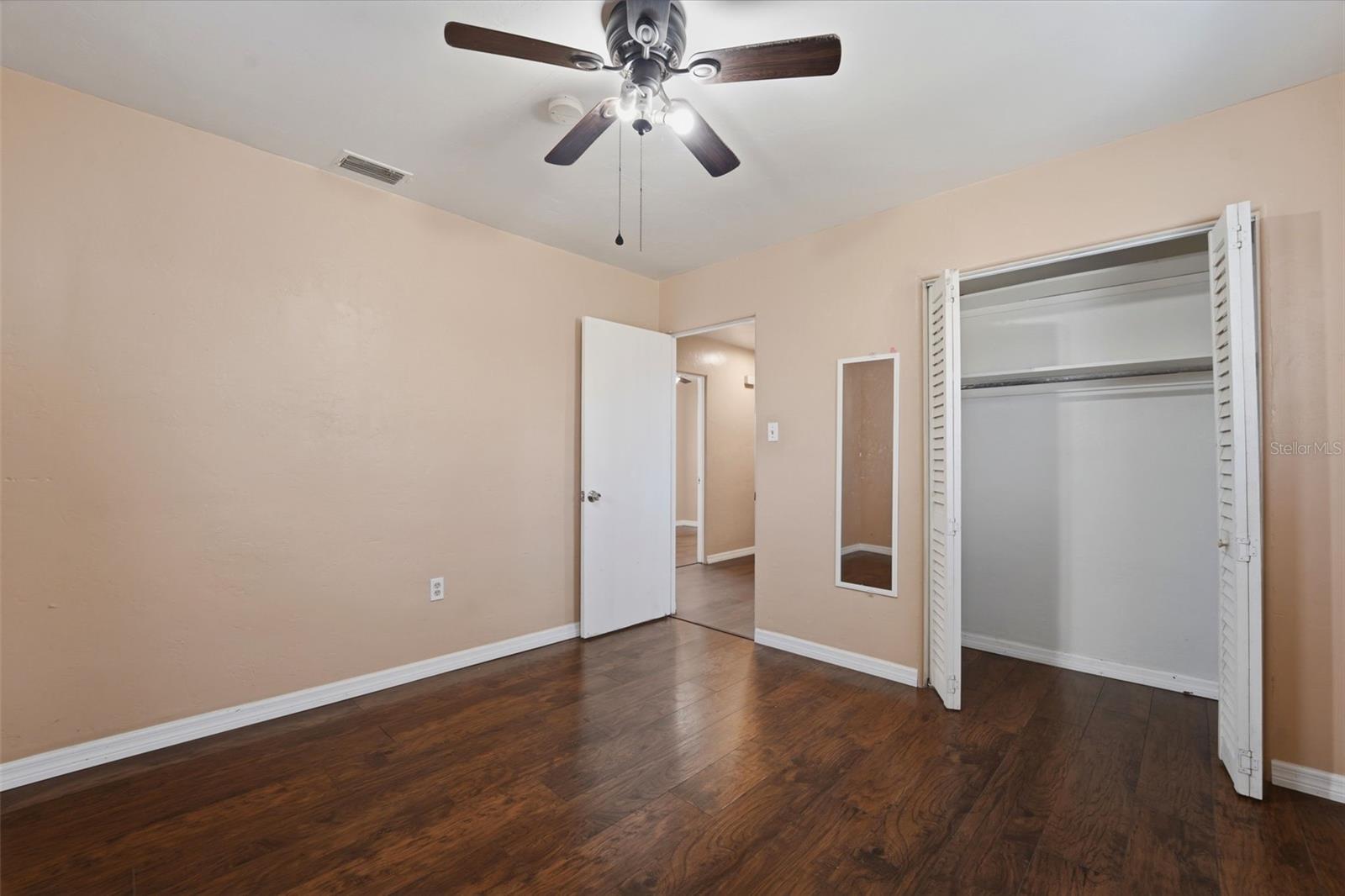 Listing photo id 11 for 3235 Emerson Avenue S