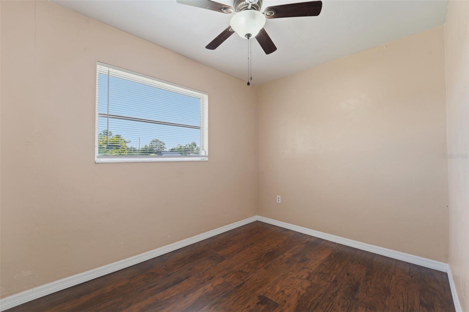 Listing photo id 12 for 3235 Emerson Avenue S