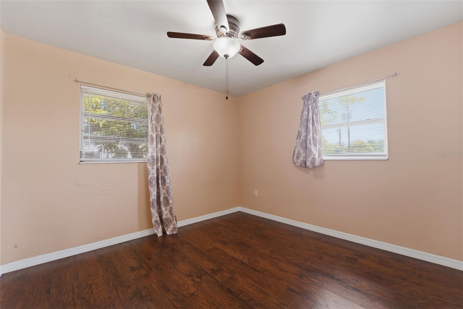 Listing photo id 13 for 3235 Emerson Avenue S