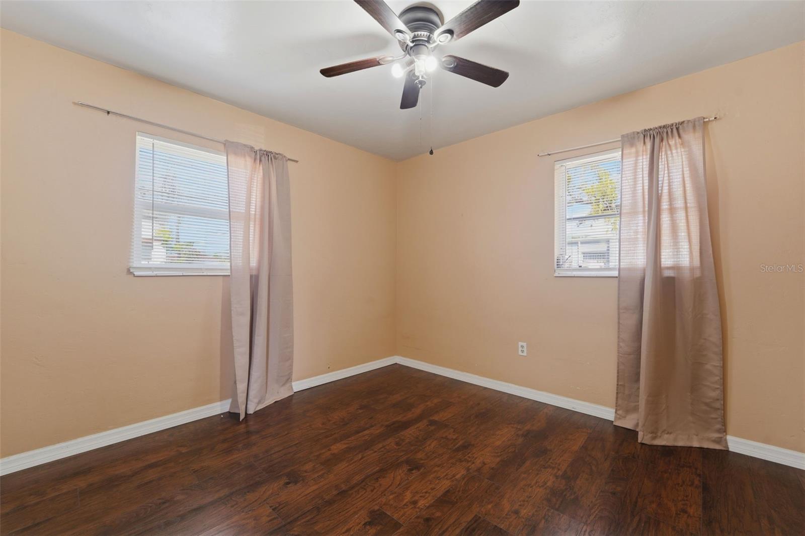 Listing photo id 14 for 3235 Emerson Avenue S