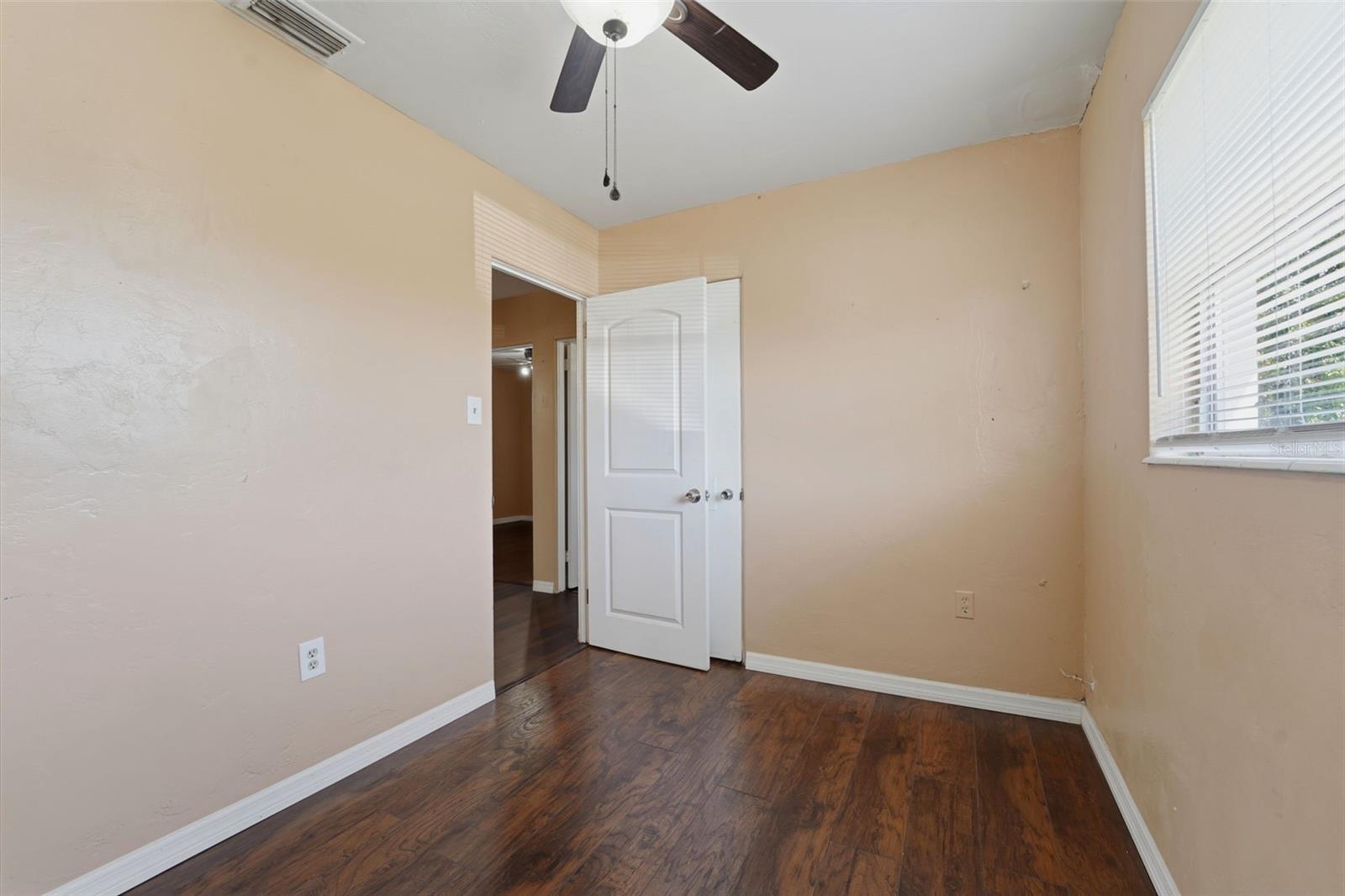 Listing photo id 15 for 3235 Emerson Avenue S