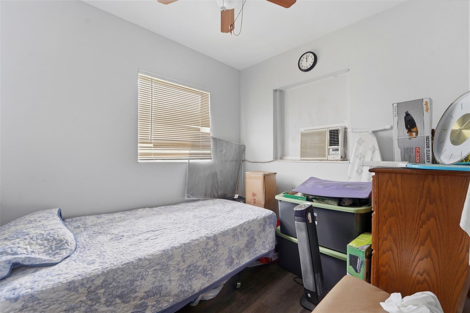 Listing photo id 18 for 3235 Emerson Avenue S