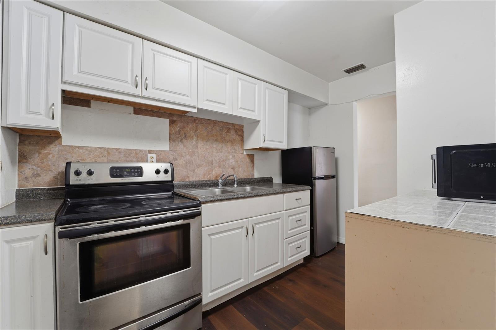 Listing photo id 3 for 3235 Emerson Avenue S