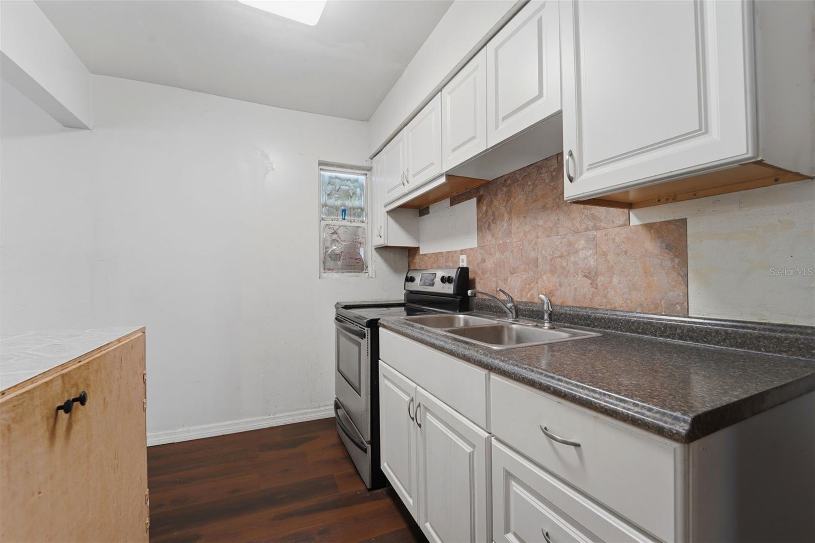 Listing photo id 4 for 3235 Emerson Avenue S