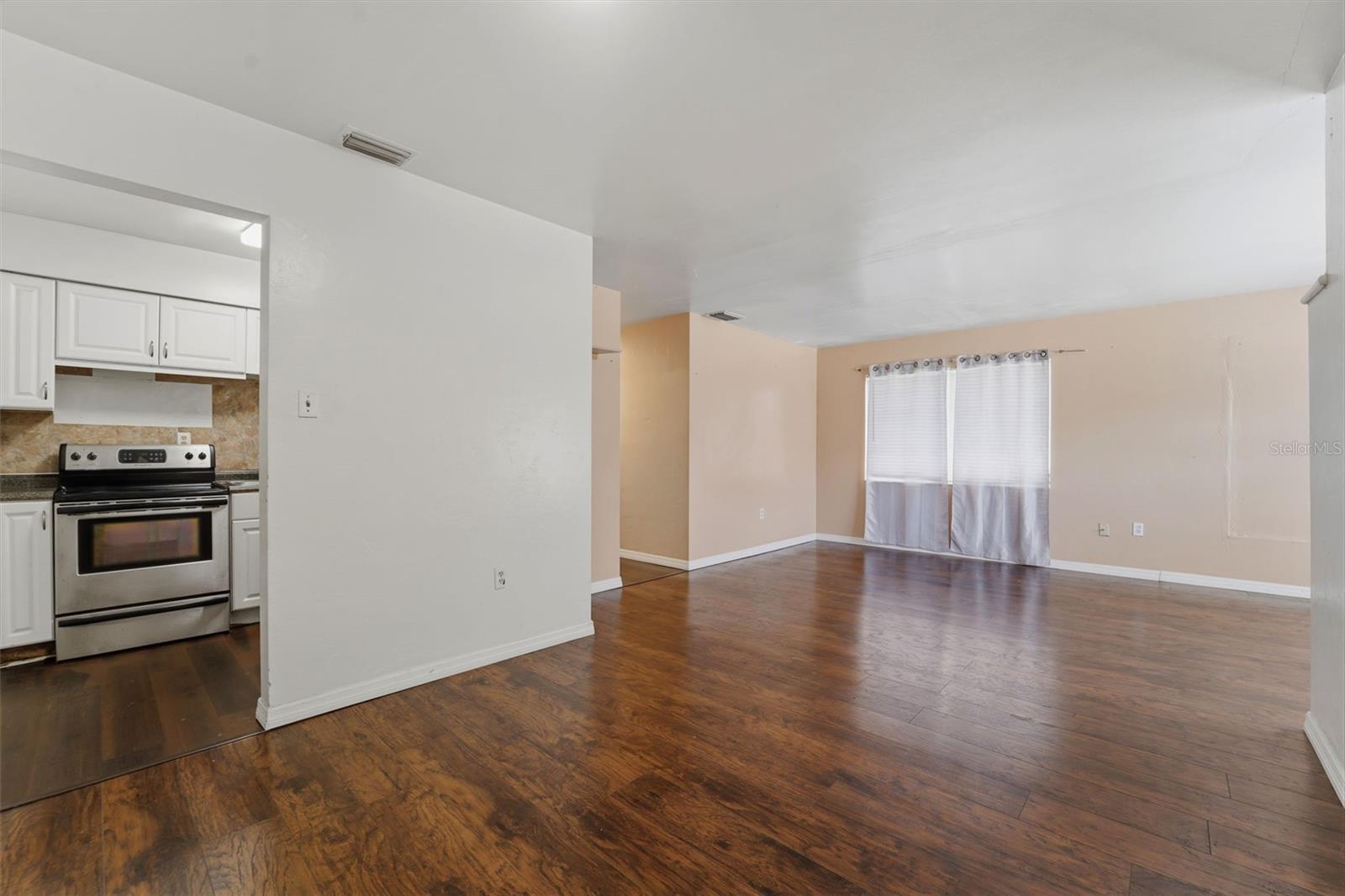 Listing photo id 5 for 3235 Emerson Avenue S