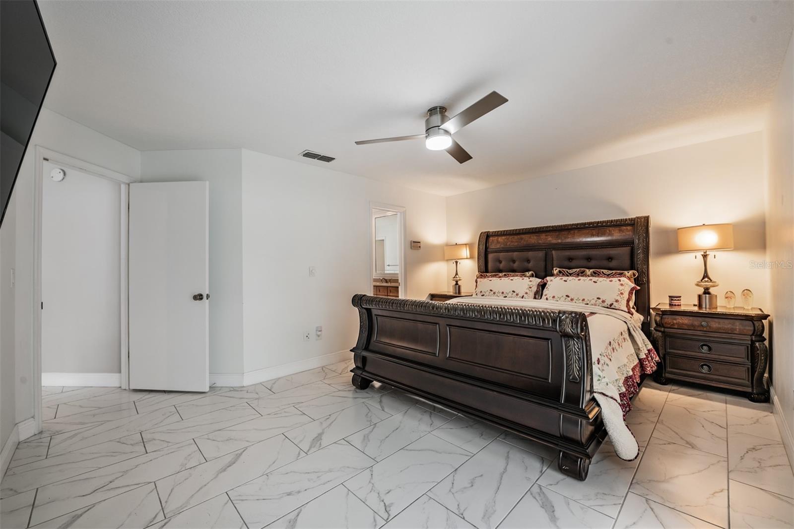 Listing photo id 12 for 9407 Pebble Glen Avenue