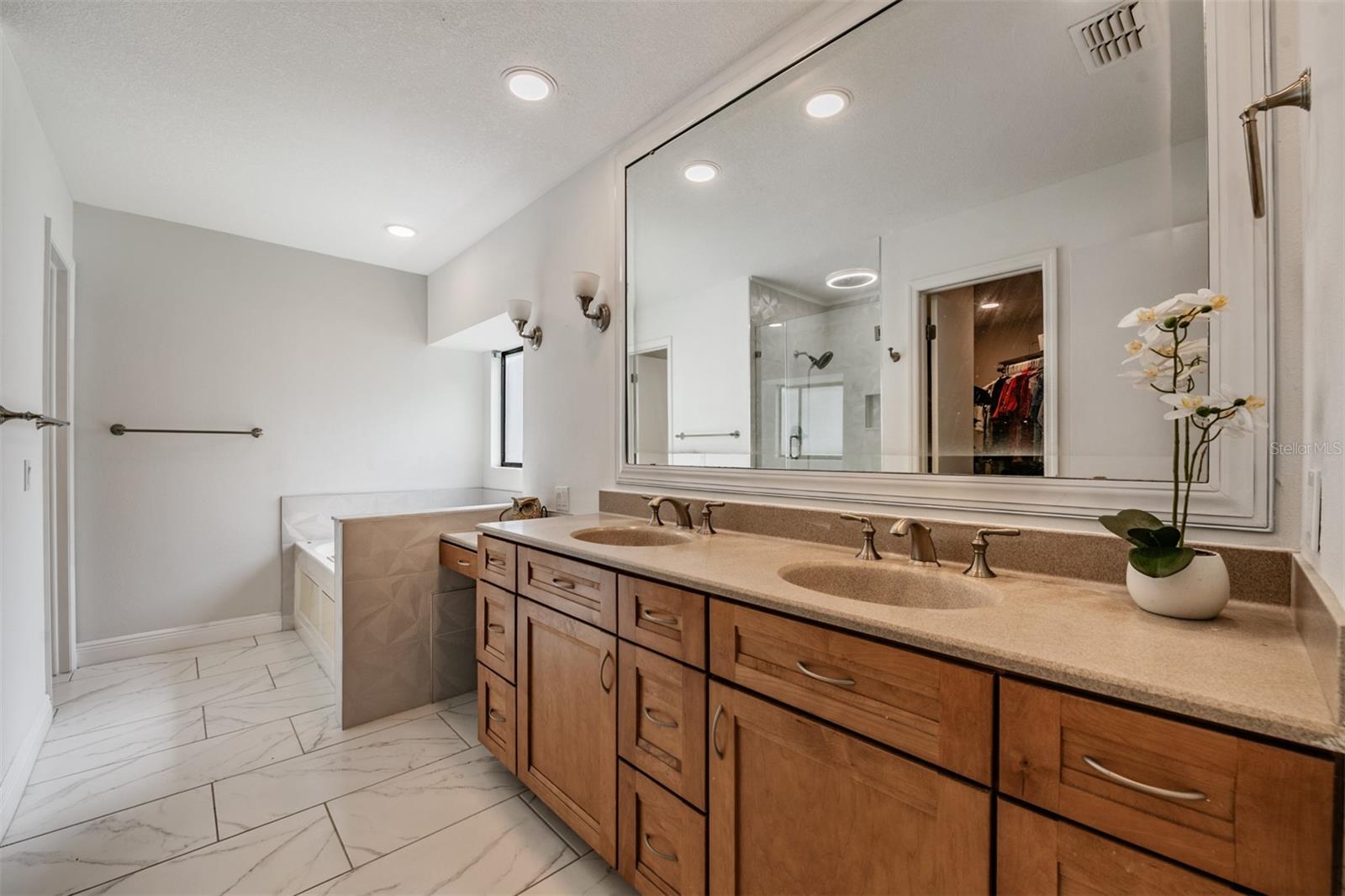 Listing photo id 13 for 9407 Pebble Glen Avenue