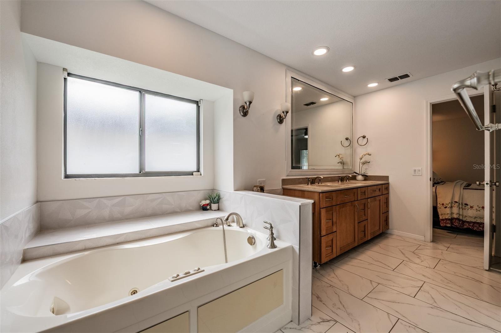 Listing photo id 14 for 9407 Pebble Glen Avenue