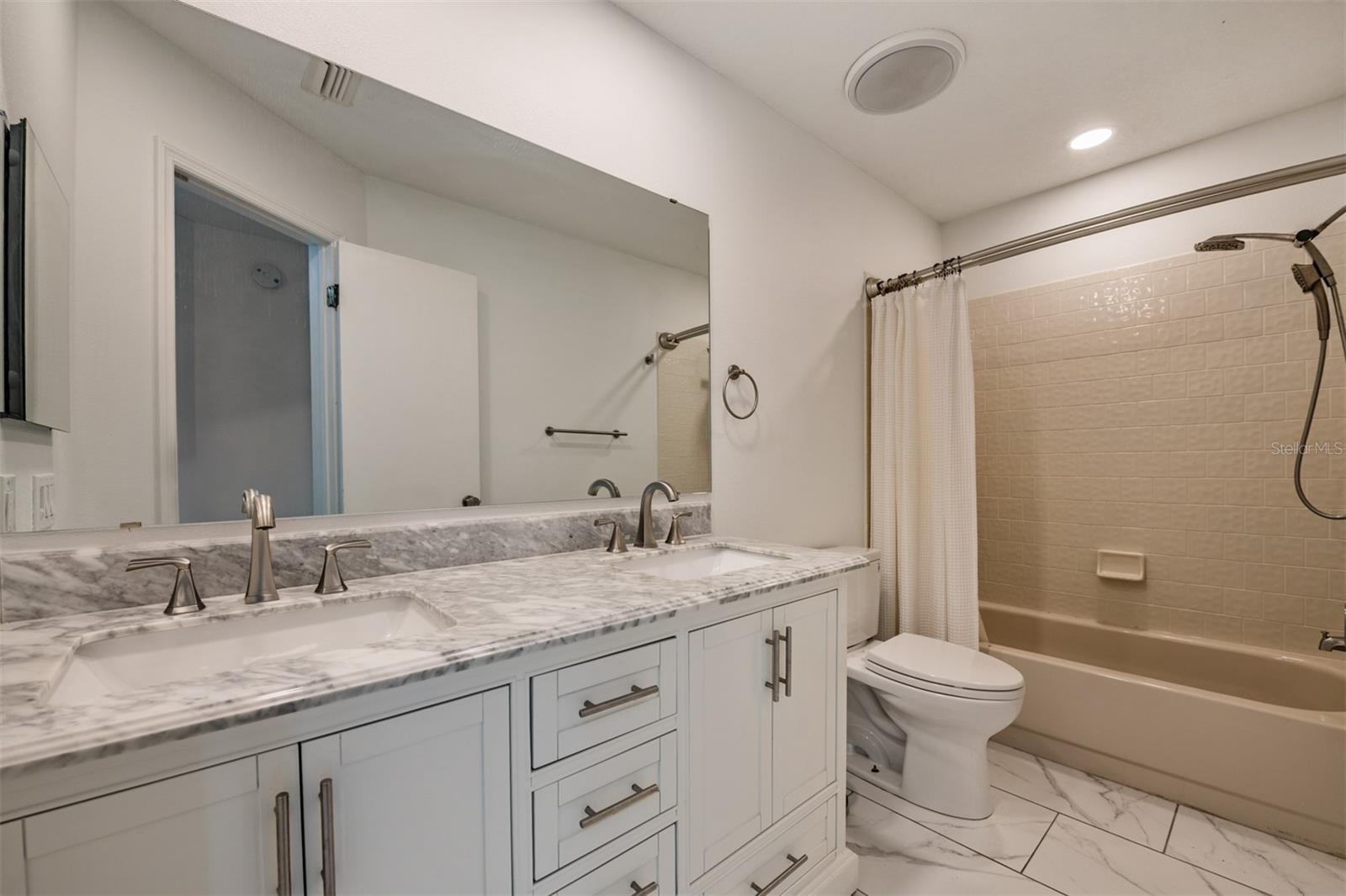 Listing photo id 19 for 9407 Pebble Glen Avenue