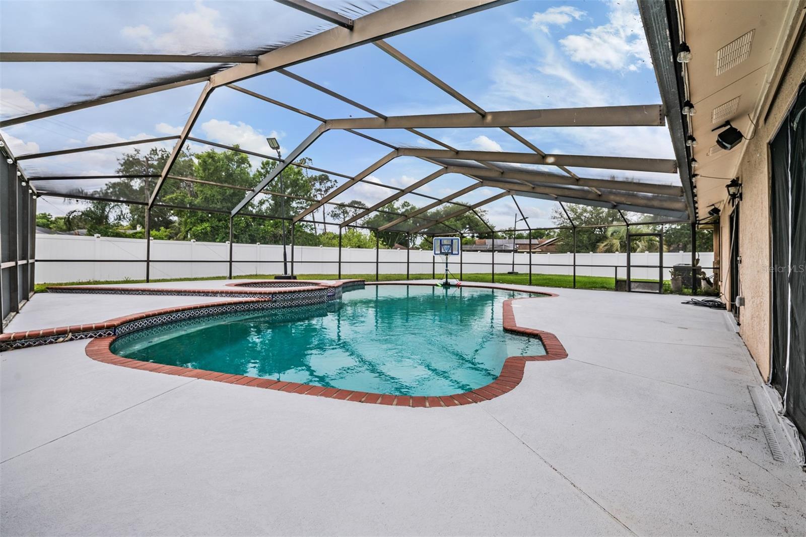 Listing photo id 22 for 9407 Pebble Glen Avenue