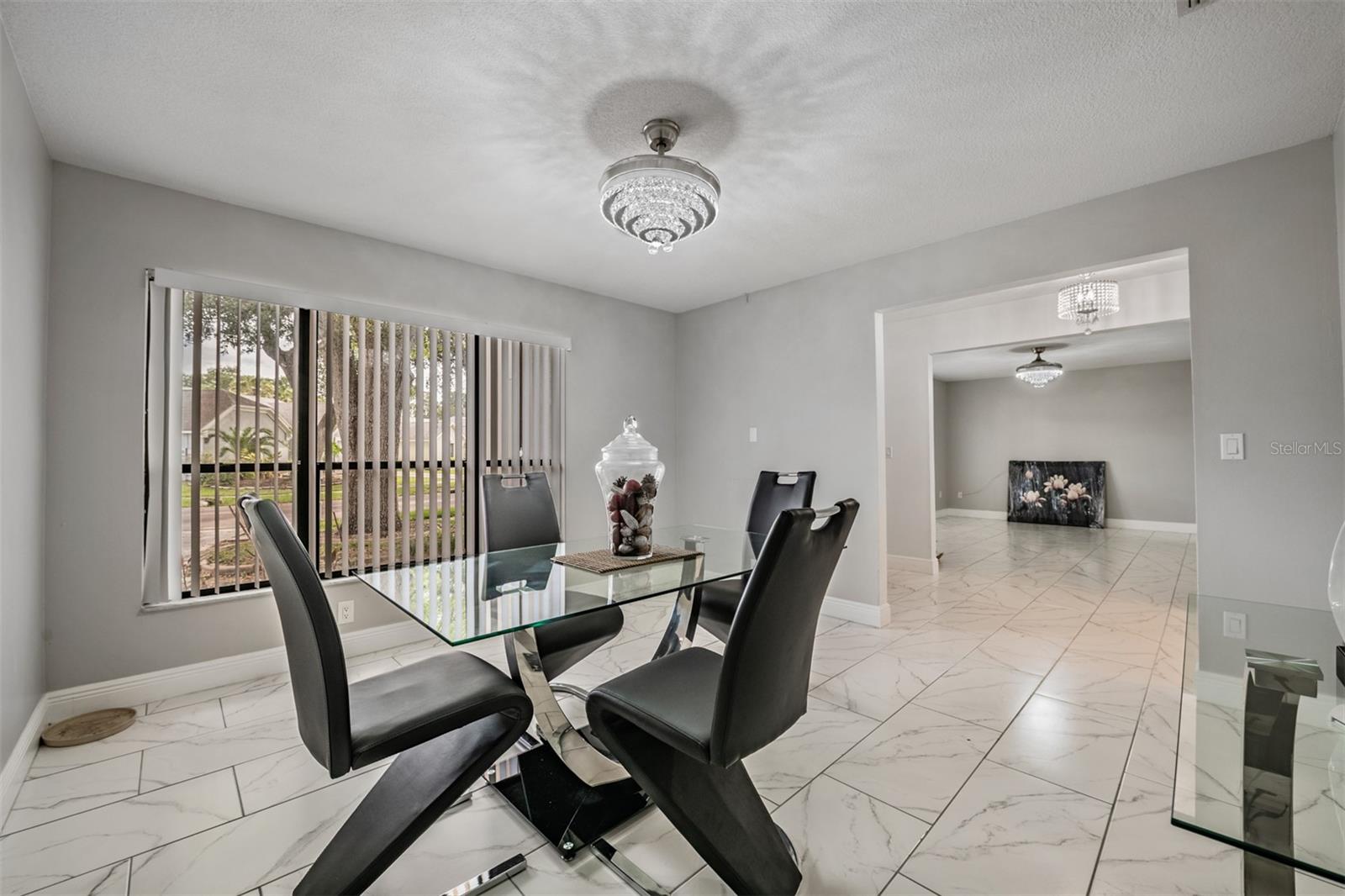 Listing photo id 2 for 9407 Pebble Glen Avenue